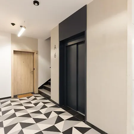 Stylish Zdziechowskiego With Parking & Office By Renters Lejlighed *